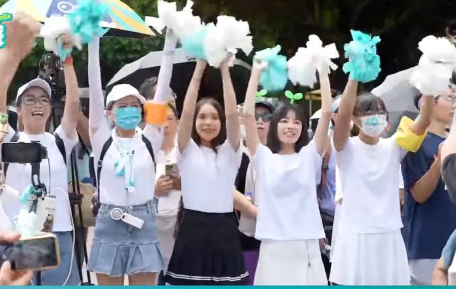 柯文哲交保，短裙啦啦隊排排站迎接，嗨喊：不放棄、幹到底！ 圖：截自「民眾之聲」YouTube