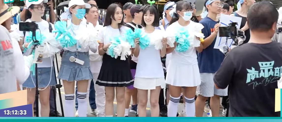 穿著短裙、手拿彩球的啦啦隊為柯文哲接風，前民眾黨發言人徐千晴(左4)也在列。 圖：截自「民眾之聲」YouTube