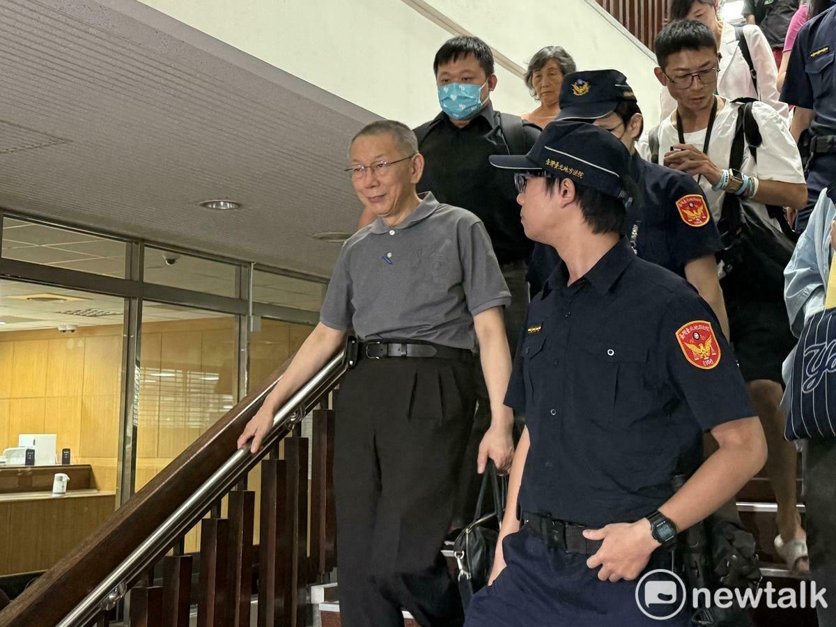 民眾黨前主席柯文哲開庭完後，面帶微笑步出北院。 圖：周煊惠 ／ 攝