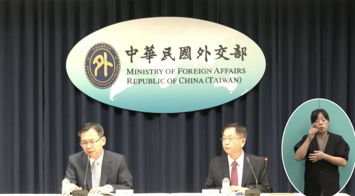 「2025年『聯合國』（UN）暨『國際民航組織』（ICAO）推案記者會」，外交部常務次長葛葆萱（右）及交通部常務次長林國顯（左）出席。 圖：翻攝自外交部YT
