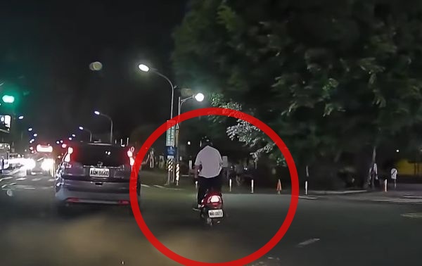 男子騎車邊反覆站起又坐下，被行車紀錄器拍下。 圖：翻攝自WoWtchout - 地圖型行車影像分享平台