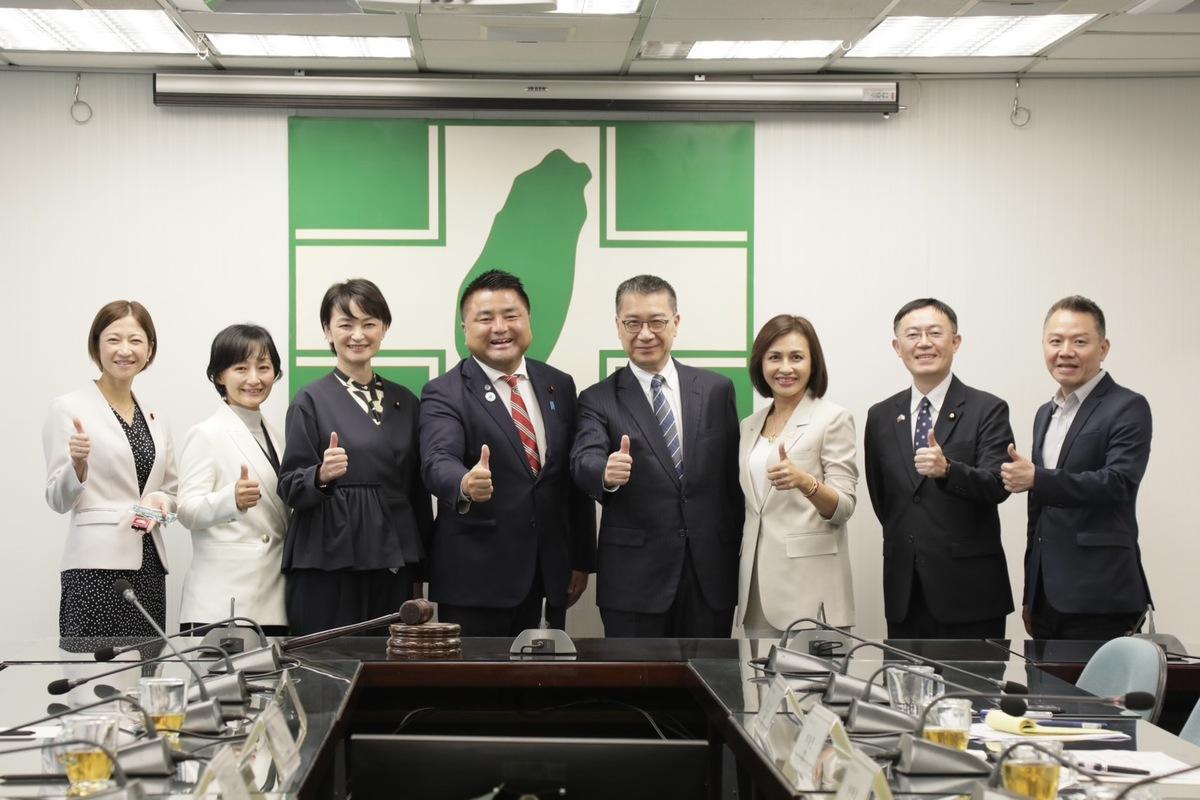 徐國勇、邱議瑩、李坤城於民進黨接見日本立憲民主黨眾議員太榮志、吉田晴美、酒井菜摘及大築紅葉。 圖：民進黨提供