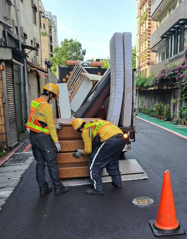 台北市清潔隊員好心將堪用電鍋贈送給拾荒老婦，卻觸犯《貪污治罪條例》遭起訴。 圖：翻攝自台北市環保局臉書