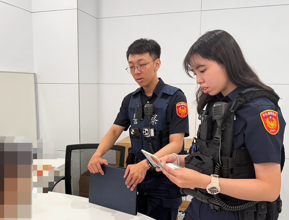 彰化縣一名女子到銀行要提領新台幣40萬元，卻對行員及員警說詞反覆，員警查看女子手機對話紀錄後確認對方是詐騙，女子才得知掉入假投資陷阱。（警方提供）中央社記者鄭維真傳真　114年9月9日