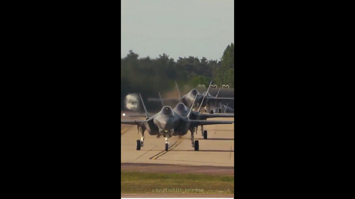 美軍 10 架 F-35A 隱形戰機已進駐波多黎各空軍基地，距離委內瑞拉僅約 1,050 公里。 圖:翻攝自影片