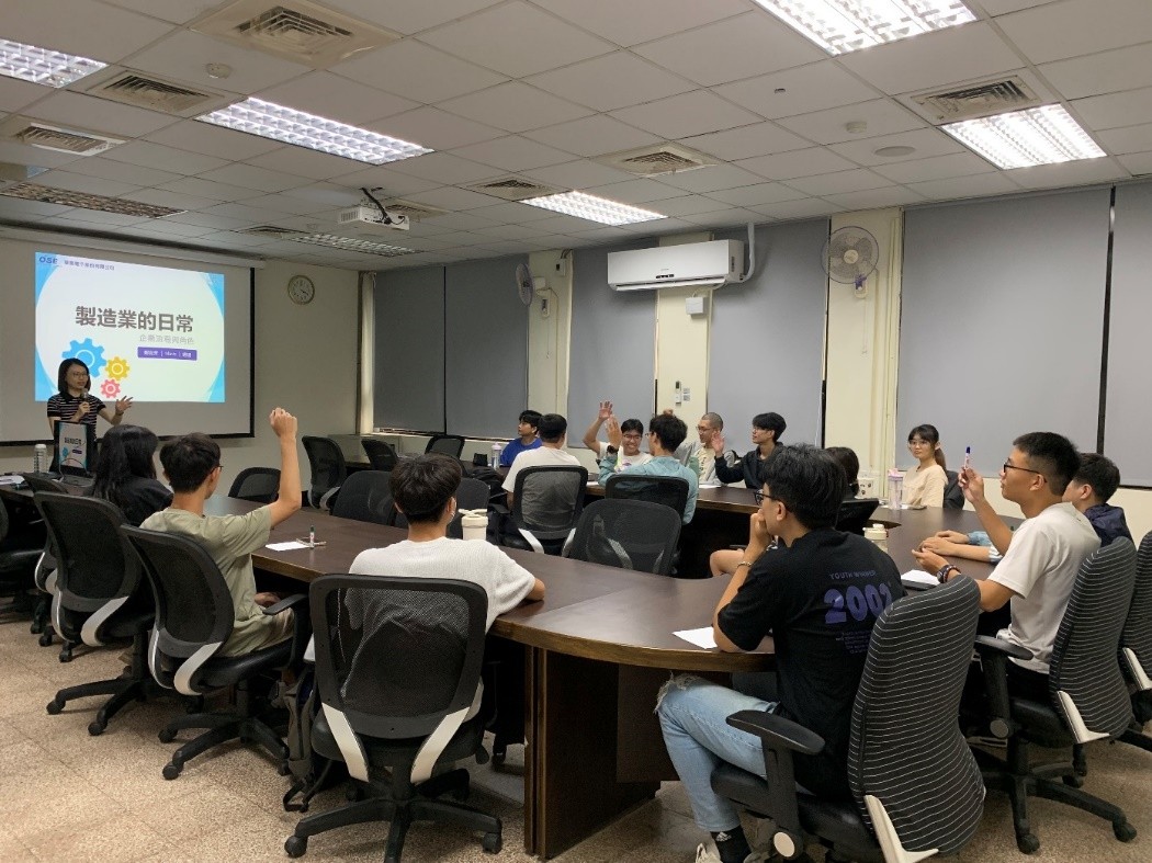 高雄市青年局推動「職對你有港覺」計畫，安排業界講師走入校園舉辦專題講座，協助學生掌握產業趨勢、縮短學用落差，圖為國立中山大學機械與機電工程學系學生參與講座情況。 圖：高雄市青年局/提供