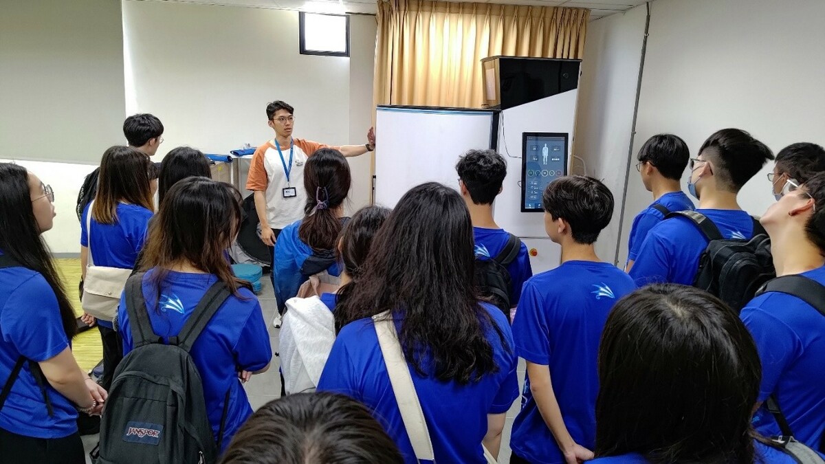 高雄醫學大學運動醫學系師生參訪國家運動訓練中心，實地瞭解運動員在訓練與比賽期間的健康照護及安全保障。 圖：高雄市青年局/提供