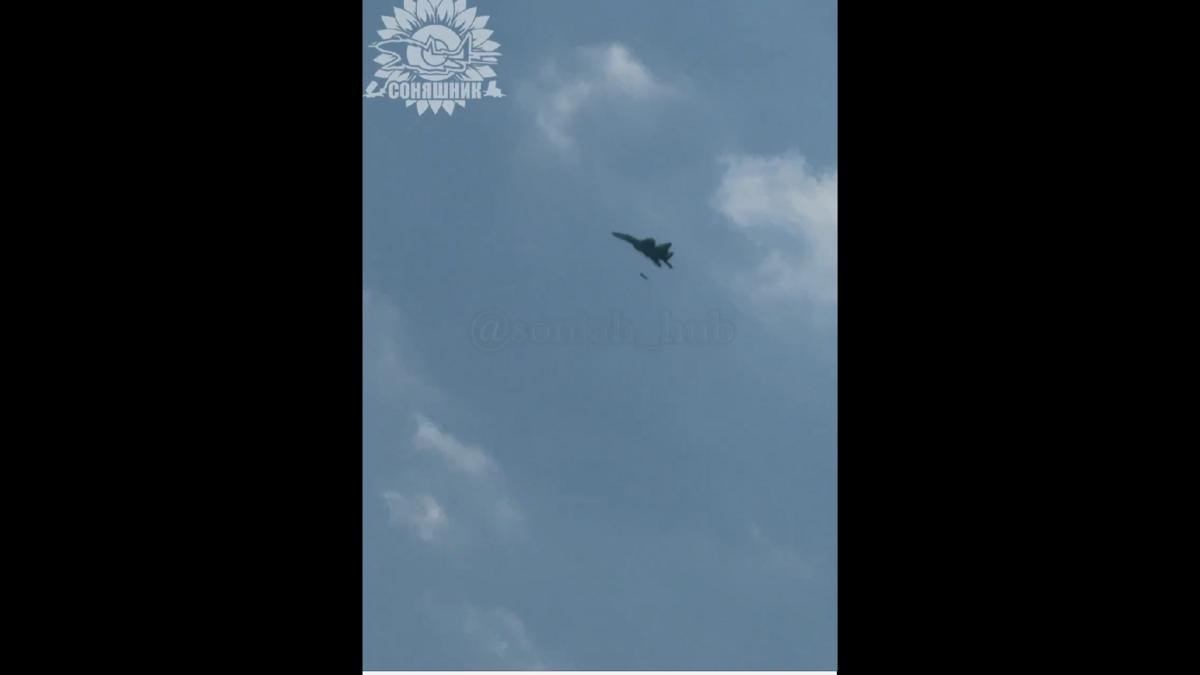 烏克蘭米格-29 戰鬥機向俄軍目標投下兩枚美製 GBU-62 精確導引炸彈。 圖:翻攝自影片