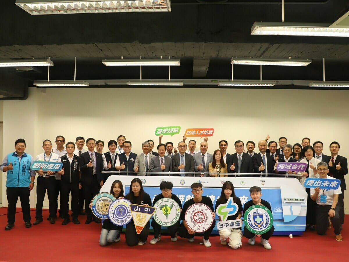 台中捷運公司今（9）日與中台灣大學系統6所大學簽署合作備忘錄（MOU），中捷將安排專業講師進入校園開設軌道專業課程，讓學生在學期間即奠定專業基礎，提升未來就業競爭力。 圖：台中捷運公司/提供