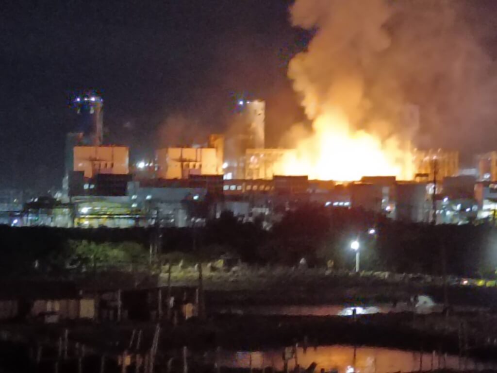 高雄興達發電廠9日晚間驚傳火警，現場火勢猛烈、濃煙沖天。高雄市消防局出動25車、57人趕赴現場搶救，目前尚未傳出人員受傷。（讀者提供）中央社記者張已亷傳真　114年9月9日