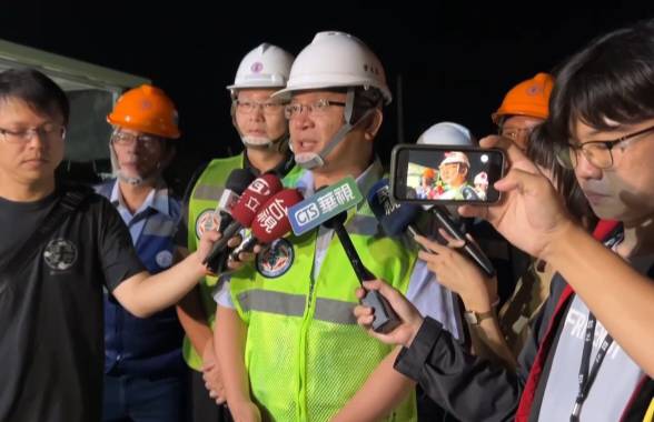 曾文生(中)親上火線說明興達電廠火警起因，初步判斷為天然氣洩漏引起。 圖：孫家銘翻攝