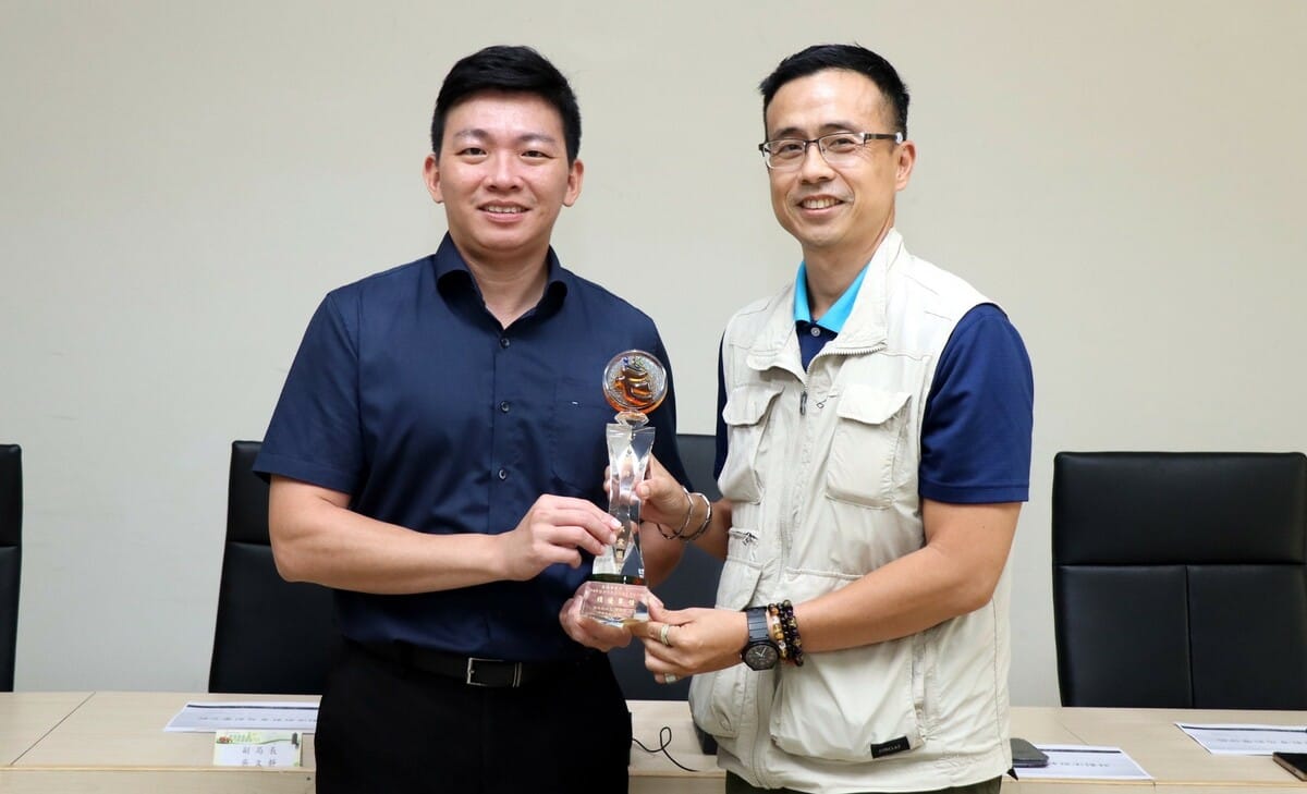 高雄市榮獲全民國防教育績優單位，教育局校安室主任黃哲彬(右)代表獻獎給吳立森(左)。 圖：高雄市教育局/提供