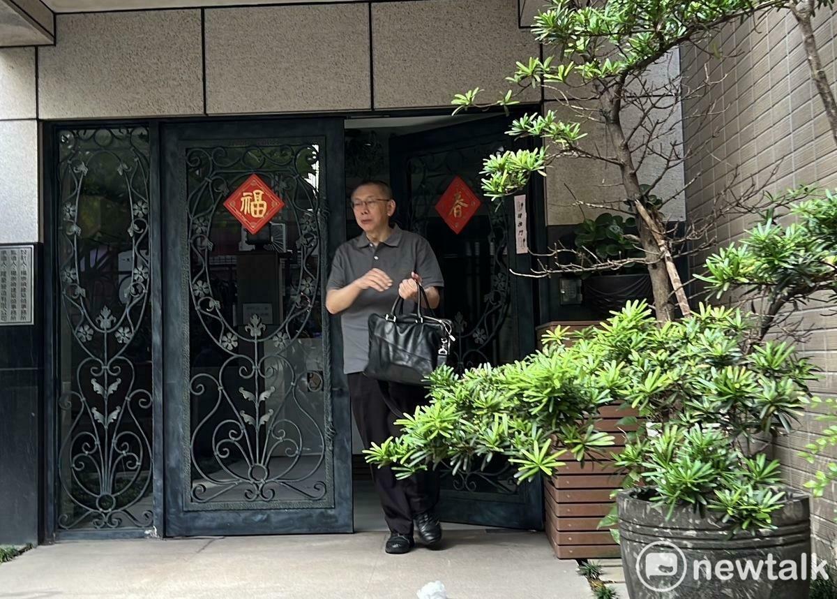 民眾黨前主席柯文哲獲交保後第二天，今天早上9時出門。 圖：周煊惠 / 攝