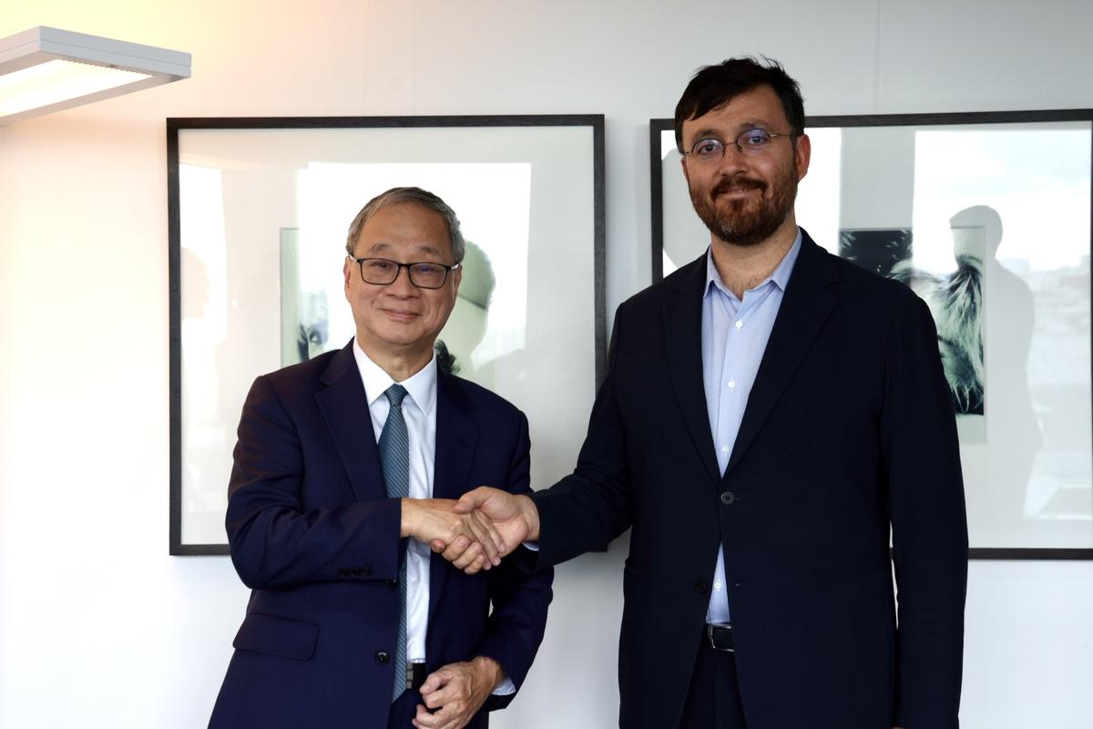 法國國家電影與動畫中心（CNC）主席布魯埃爾（Gaëtan_Bruel，右）預告11月文策院舉辦的臺灣創意內容大會（TCCF），CNC將率領超過70組影像公司、團隊等赴臺交流，期待屆時與文化部長李遠（左）洽談更進一步的合作。 圖：文化部提供