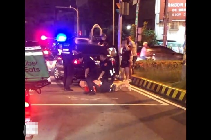 台中市警局保安警察大隊昨晚逮捕逃亡逾3年通緝犯。 圖：翻攝自Threads