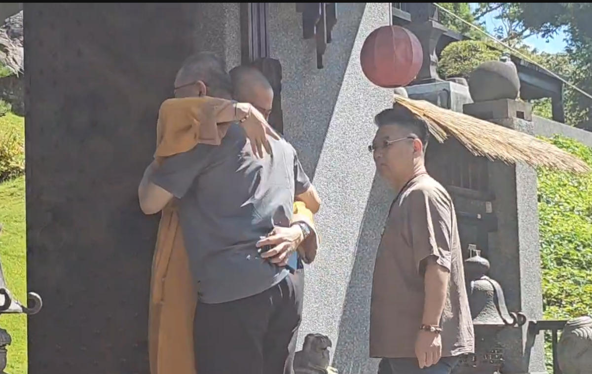 民眾黨前主席柯文哲今日搭車前往桃園宏願大千世界，與創辦人本藏法師見面，本藏法師一見到柯文哲，立刻給予一個大大的擁抱。被問到為何來這裡，柯稱柯爸的牌位就放在這裡。 圖：周煊惠 / 翻攝