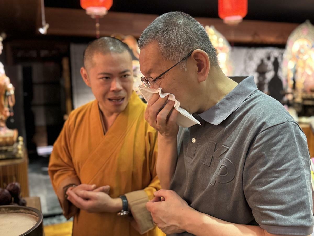 民眾黨前主席柯文哲今前往桃園宏願大千世界，祭拜柯爸牌位，忍不住落淚。 圖：讀者 / 提供