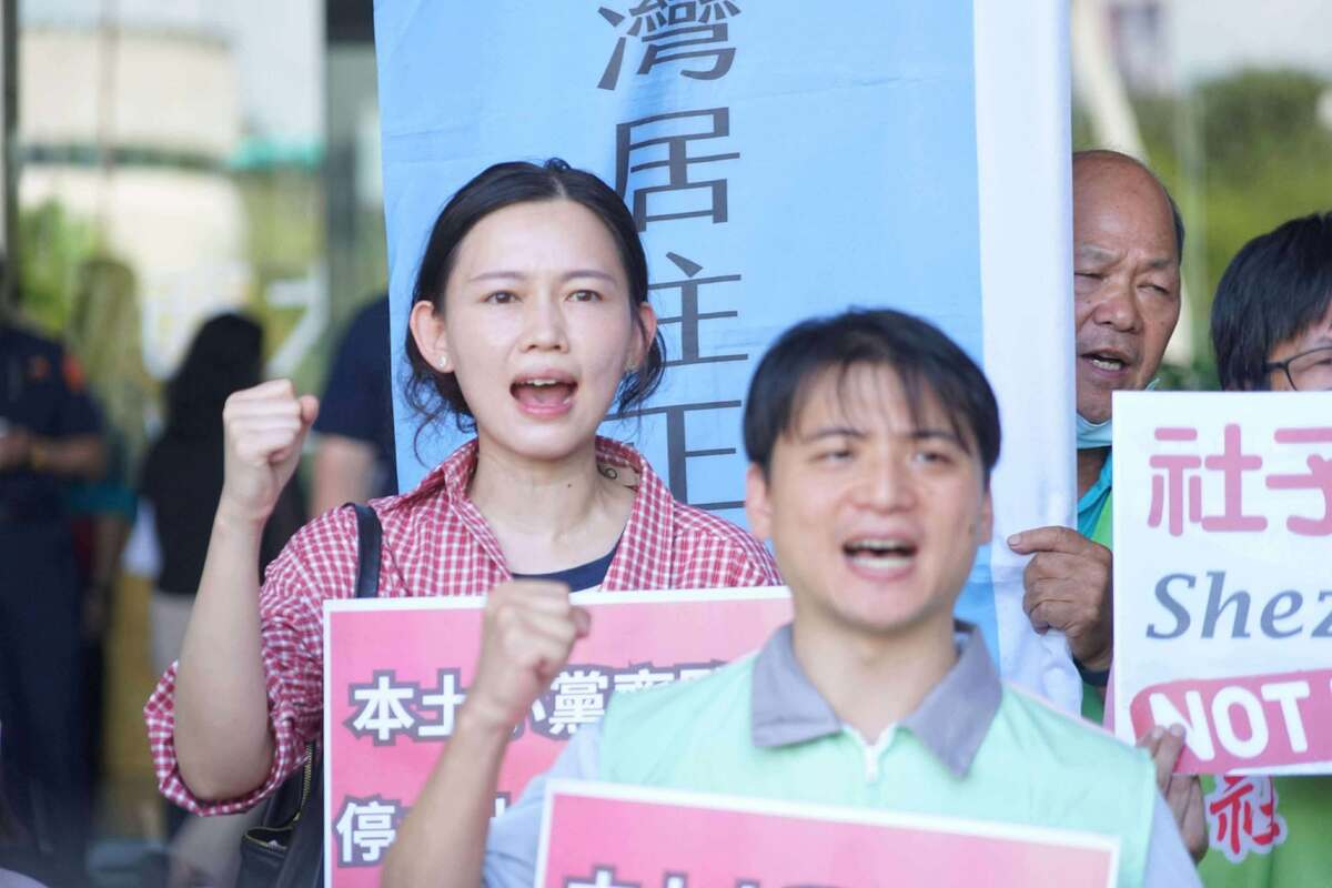台灣基進、小民參政歐巴桑聯盟、台灣綠黨、時代力量四個本土政黨今天前往市府呼籲立即暫停社子島現行區段徵收，重新檢討財務可行性。