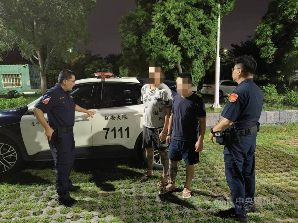 台中警方9日晚間巡邏行經北屯區1處路口時，發現1輛自小客車後車燈不亮上前盤查，除在車內發現毒品，並查獲乘客林姓男子遭通緝，均依法送辦。（翻攝照片）中央社記者蘇木春傳真　114年9月10日