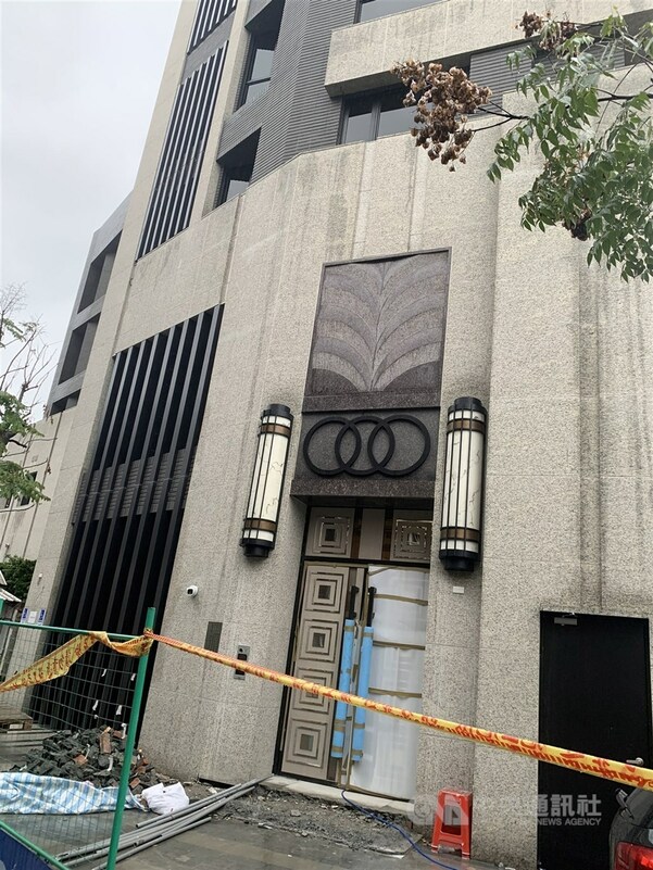 2名裝潢工去年1月間陳屍台北市內湖區一棟大樓工地現場，士林地檢署10日偵查終結，認定2人死因為甲苯中毒窒息，並把裝修業者不起訴處分。圖為案發工地現場。（中央社檔案照片）