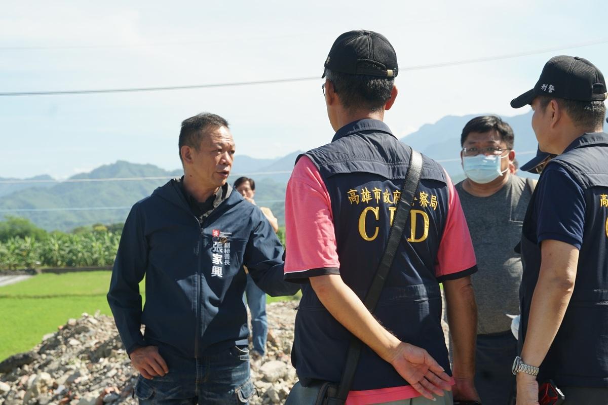 張家興(左一)率相關局處啟動密集地毯式巡查，杜絕農地不法盜採砂石。 圖：高雄市經發局/提供