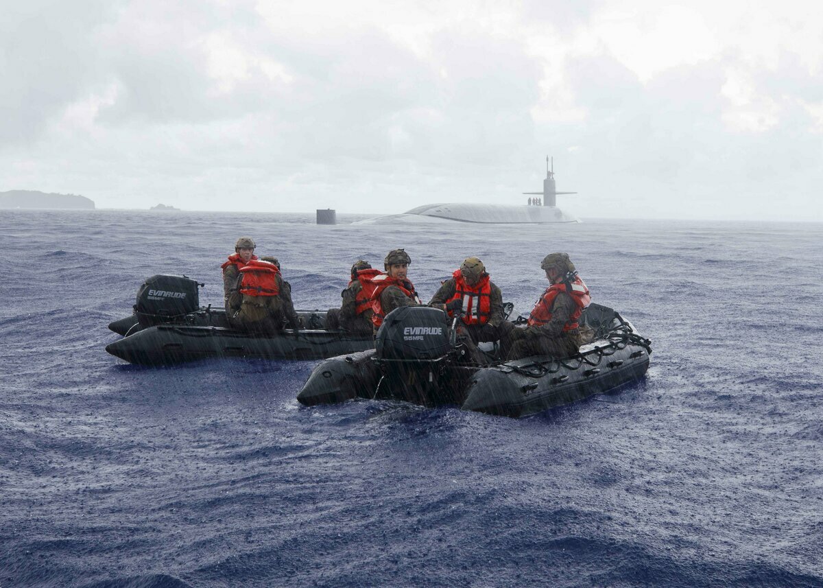 美國海軍第七艦隊罕見曝光海軍陸戰隊員利用潛艦搭載，進行戰鬥偵察訓練照片。 圖：翻攝「X」@US7thFleet