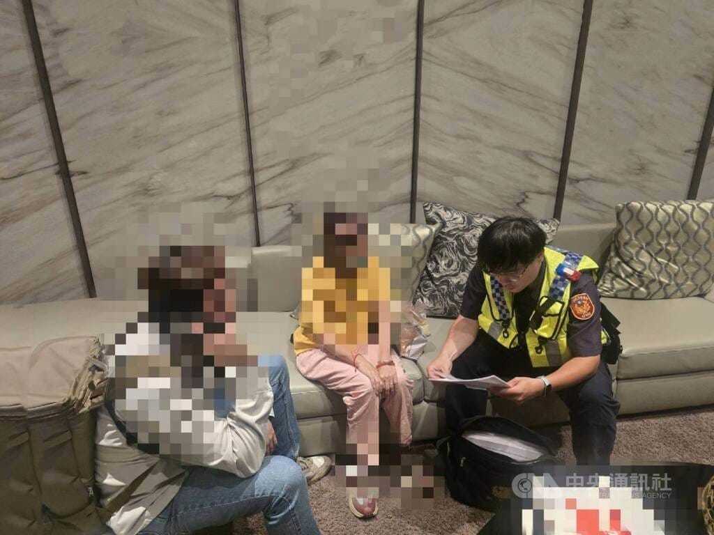 台中吳姓婦人（中）在網路認識網友，對方鼓吹可投資虛擬貨幣，她到銀行提領新台幣100萬元欲交給對方，吳婦的兒子勸說無效，報案向警方求助；經員警解釋說明相關手法，吳婦才相信自己險遭詐騙。（翻攝照片）中央社記者蘇木春傳真 114年9月10日