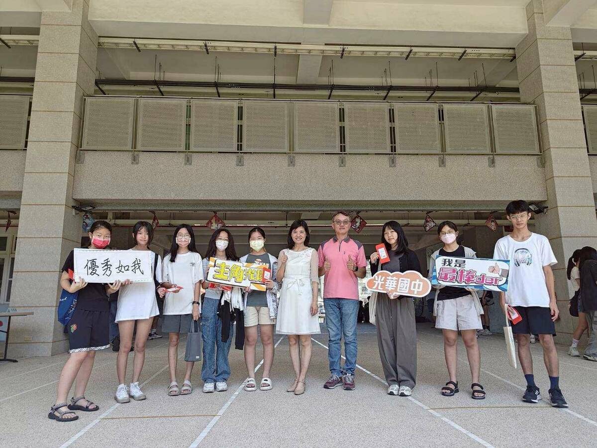 王小芬(右五0頒獎給「公車亭設計」徵件初選入圍的同學。 圖：高市光華國中/提供