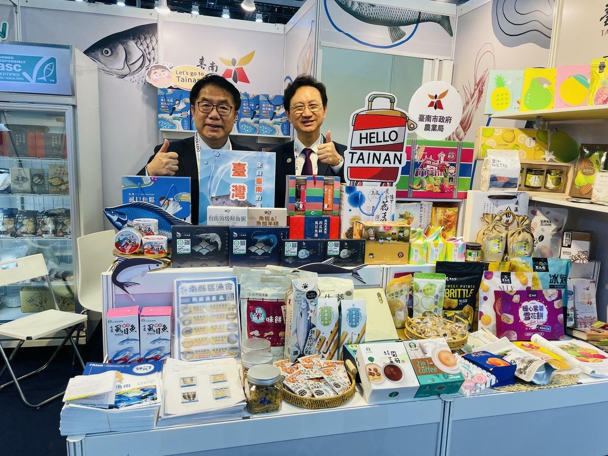 臺南市長黃偉哲赴「2025新加坡海鮮展（Seafood Expo Asia）」參加開幕式，特地帶來更多臺南優質農漁加工品參展，期盼用滿滿的臺南味與新加坡朋友交陪。 圖：台南市政府提供