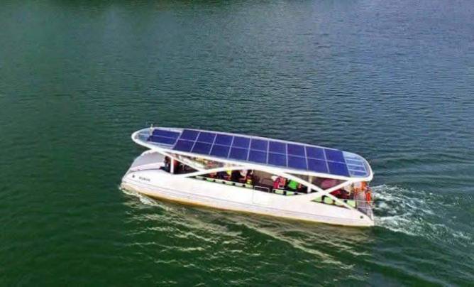 虎頭埤風景區於10月4日至6日中秋連假推出「電動船遊湖x電動車遊園x烤肉x攀樹活動」水陸空全攻略，從水域遊憩、森林探索到團圓烤肉，規劃豐富多元的水陸空遊憩活動。 圖：台南市政府提供