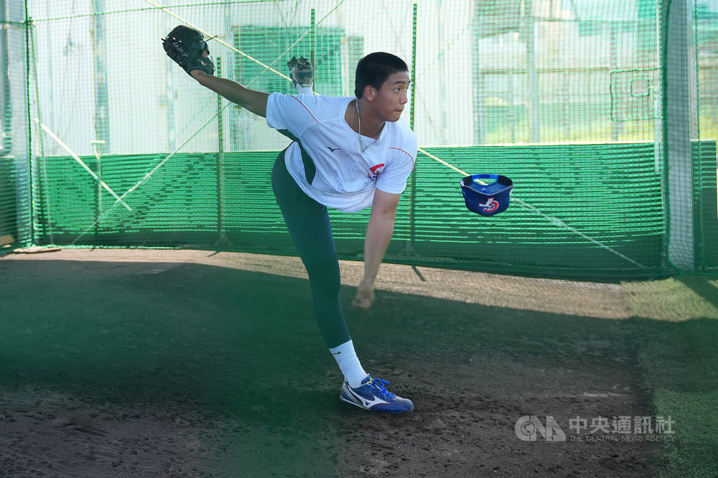 U18世界盃棒球賽台灣隊10日持續備戰超級循環賽，陣中左投劉任右（圖）練習時奮力投出一球，球帽從頭上飛落。中央社記者徐肇昌沖繩攝 114年9月10日