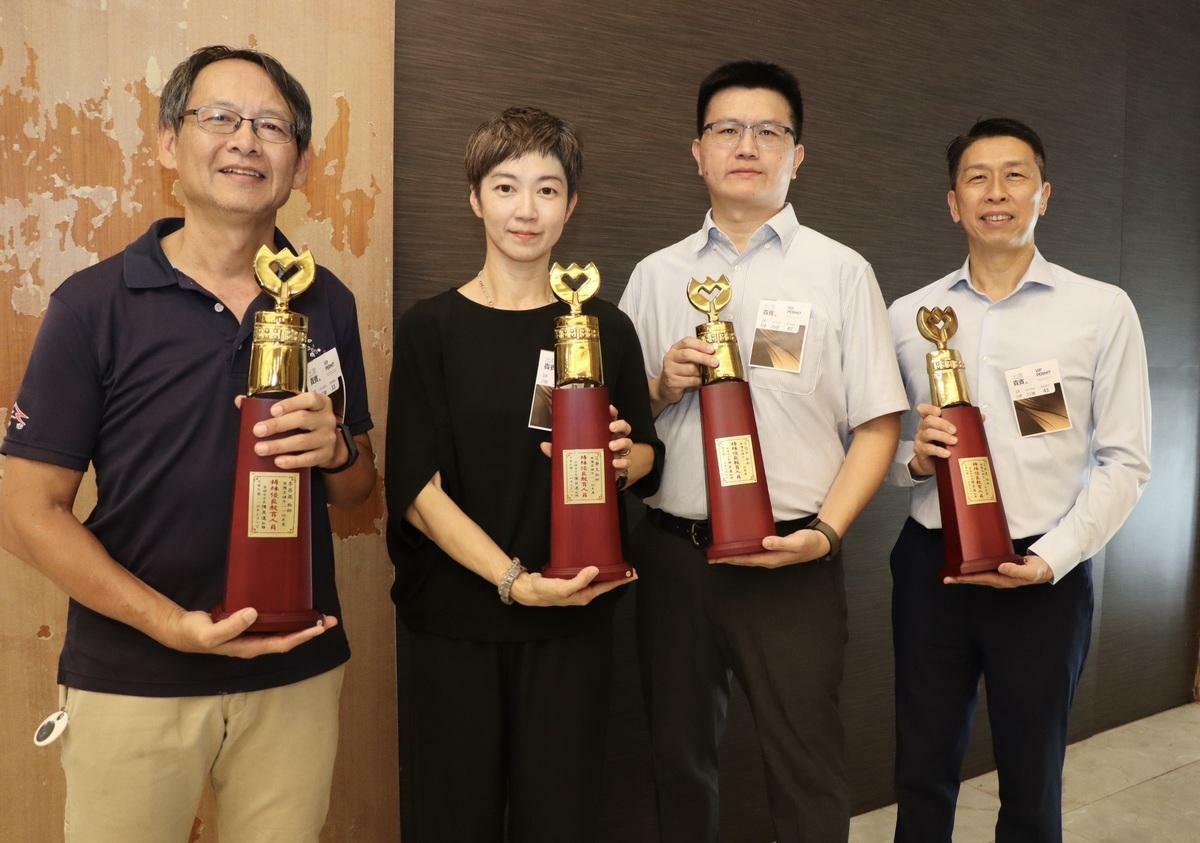 高雄市表揚資深暨特殊優良教師。 圖：高雄市教育局/提供