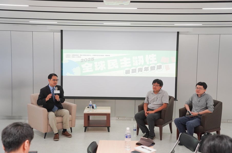 Y’s Day「週三青年日」10日晚上舉辦第122場「中國大外宣與對台灰色地帶作戰」。舞台上由左到右為馬準威、李志德、黃兆年。 圖：Y’s Day「週三青年日」提供