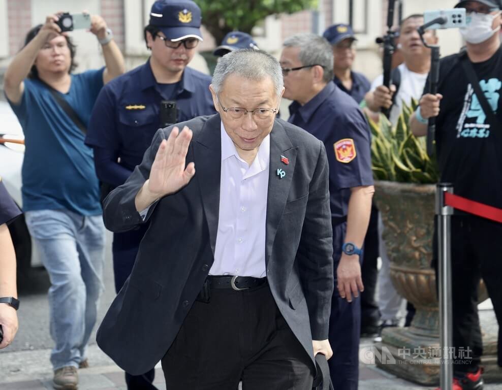 台北地方法院審理京華城案及柯文哲政治獻金案，11日傳喚前台北市長柯文哲、前競選總部財務長李文宗等人到庭。圖為柯文哲（前）身穿西裝、佩戴KP、國旗別針出庭。中央社記者張皓安攝　114年9月11日