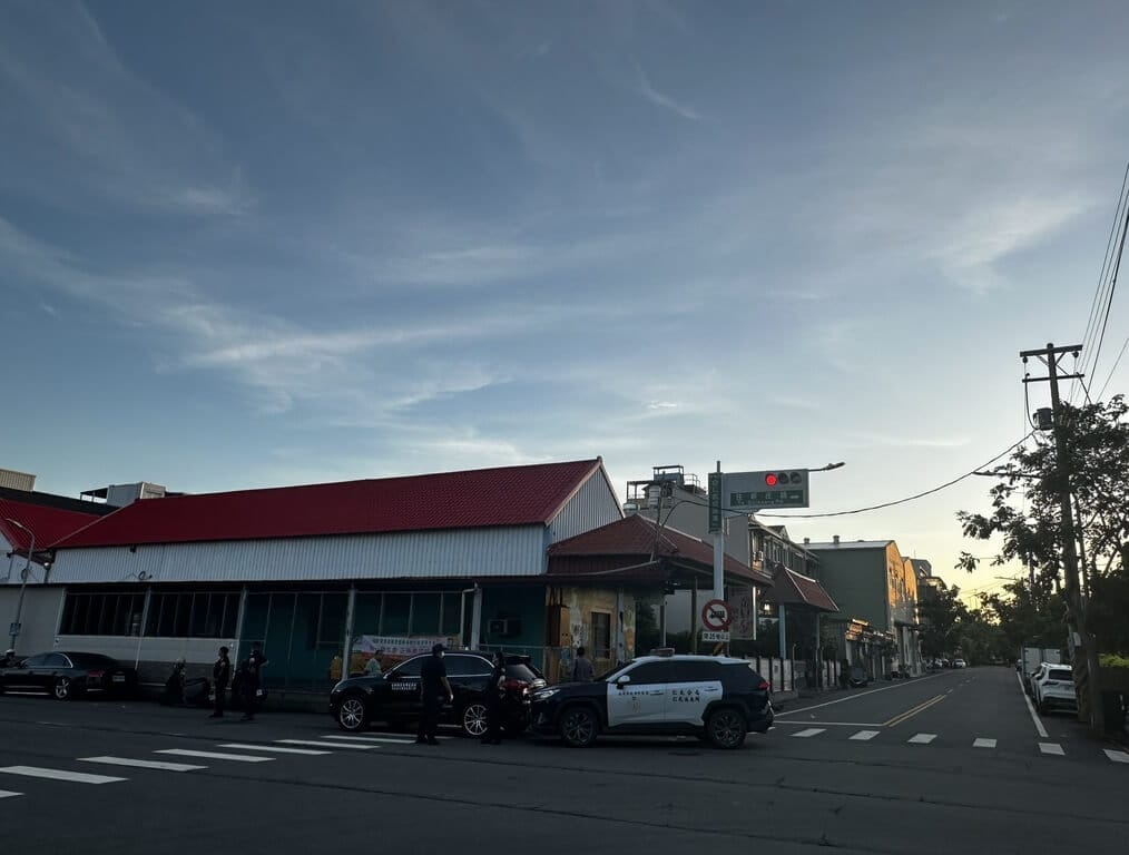 高雄仁武11日凌晨發生一起死亡車禍，鍾姓男子開車行經文中路準備右轉時，不明原因自撞幼兒園圍牆，鍾男當場身亡，2名乘客受傷送醫，酒測值仍待檢驗，肇因仍待釐清。（高市仁武警分局提供）中央社記者洪學廣傳真  114年9月11日