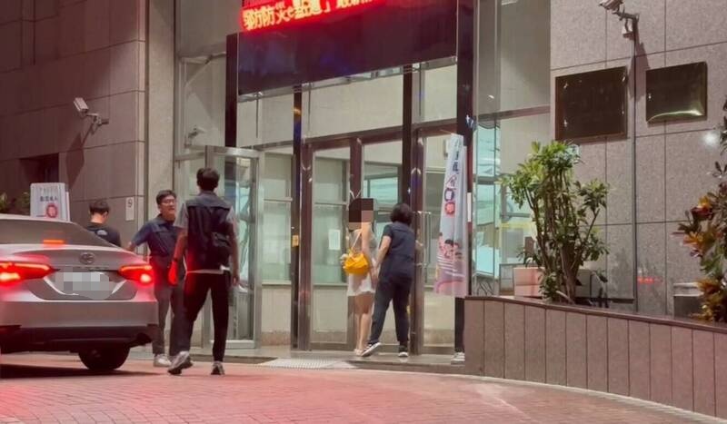 自稱「台灣臀后」的吳女昨晚到案說明。 圖：警方提供