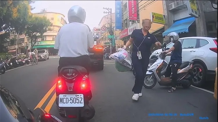 女駕駛將保時捷停在車道上，下車面帶笑意拎了2袋垃圾走向垃圾車，旁人看傻眼。 圖：翻攝Threads