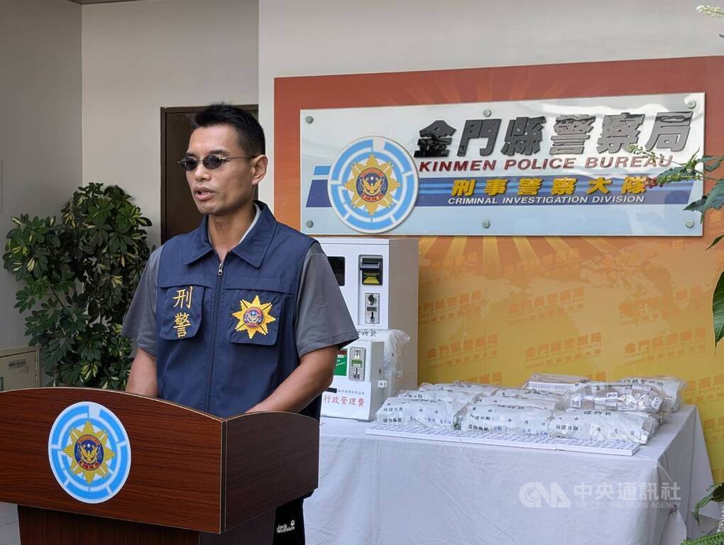 金門縣警察局近日破獲金寧鄉某處職業賭場，將林姓主嫌等5人依法移送地檢署偵辦，刑事警察大隊副大隊長董紀宏（圖）11日於記者會中說明此案案情。中央社記者吳玟嶸攝　114年9月11日