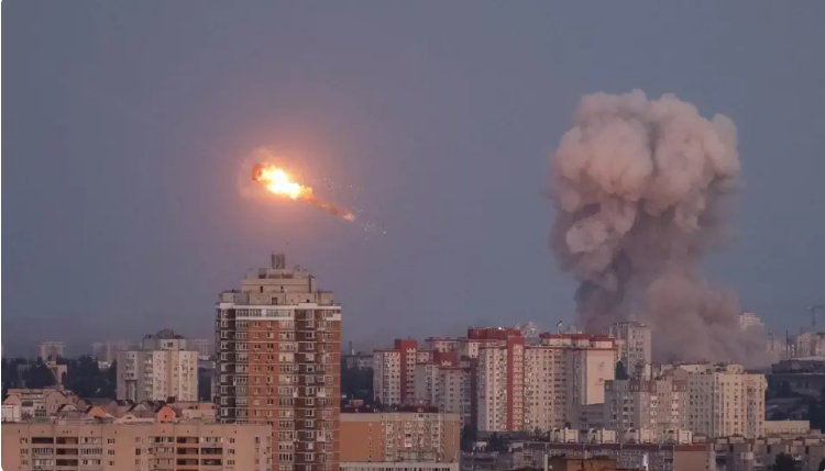 29月7日，烏克蘭首都基輔遭俄軍轟炸，夜空被爆炸的火光照亮。 圖：翻攝自騰訊網