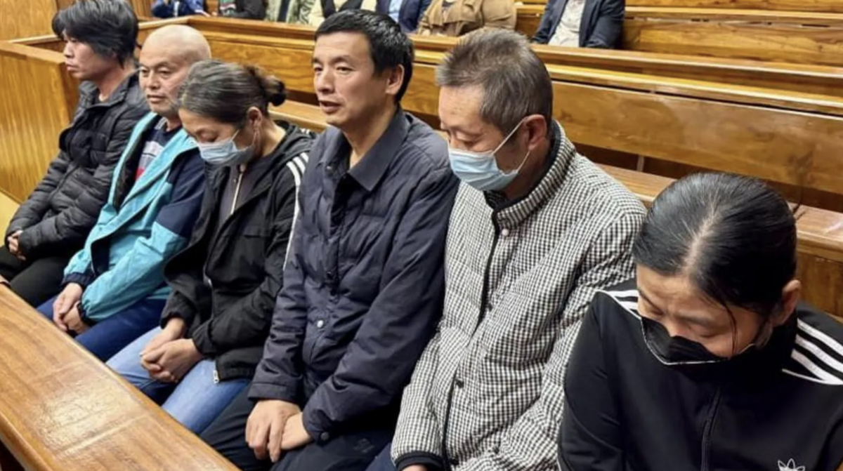 7 名中國人因綁架、人口販賣，並強迫馬拉威人在南非的血汗工廠工作，被判處 20 年有期徒刑。 圖：擷取自南非勞動部的 X