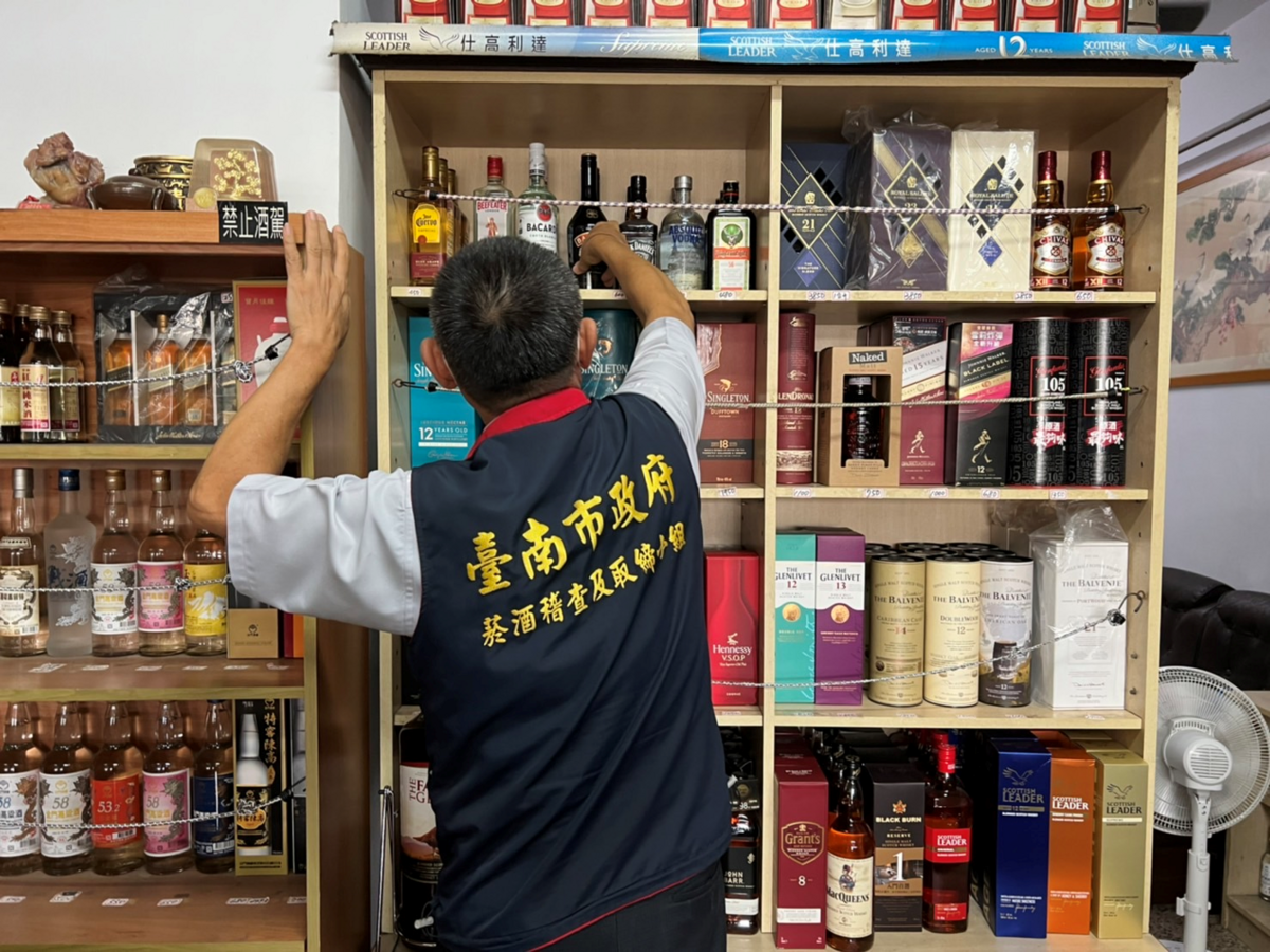 台南市政府財政稅務局在財政部113年度「地方政府查緝私劣菸酒績效考核」中，榮獲全國第二名殊榮，已連續7年蟬聯，展現市府在打擊私劣菸酒的堅定決心與顯著成效，持續守護市民健康。 圖：台南市政府提供