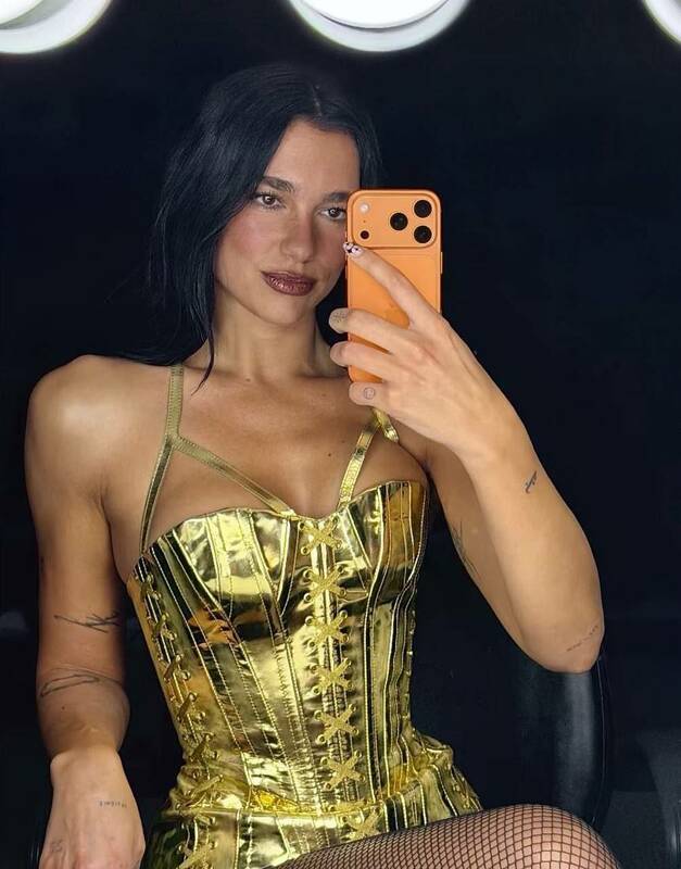 國際流行歌手 Dua Lipa 受邀成為蘋果最新旗艦 iPhone 17 的形象大使。 圖：翻攝自Ｘ／NEXTA