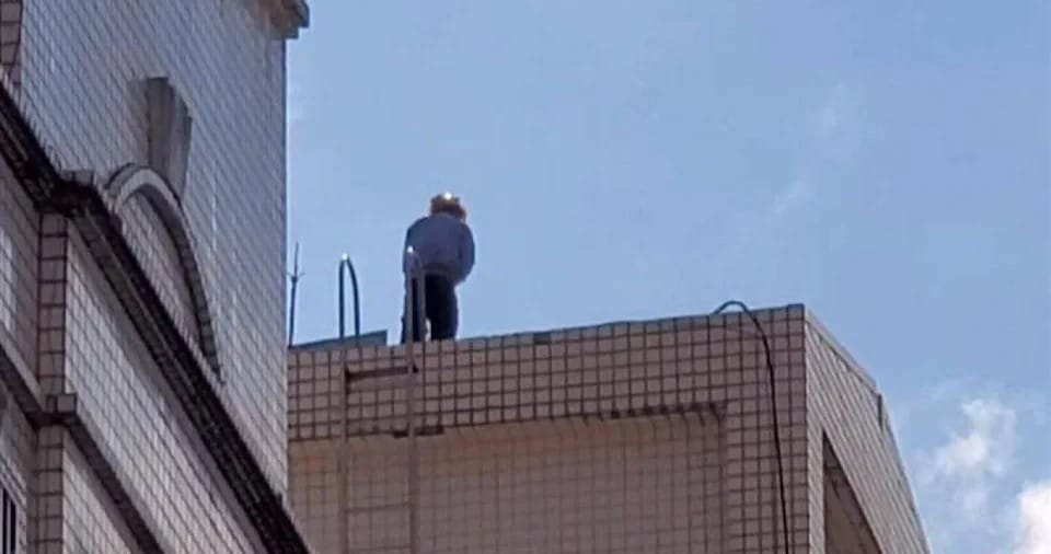 台北市文山區一棟大樓水塔出現男性屍體，推測死亡應超過2、3天以上。警方在採集死者掌紋後，確認該名死者為有竊盜前科的拆除工人。 圖：翻攝畫面(資料照)
