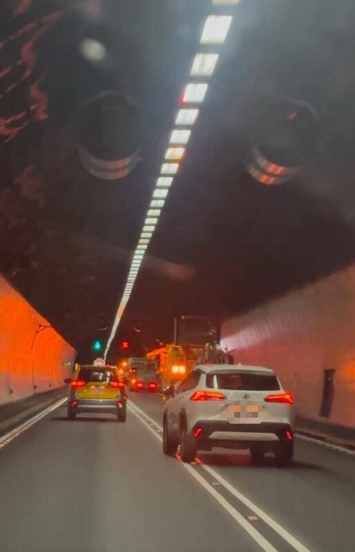 白色轎車無視「X」的紅色標誌行駛封閉車道，遇施工車輛才違規變換車道。 圖：翻攝自Threads
