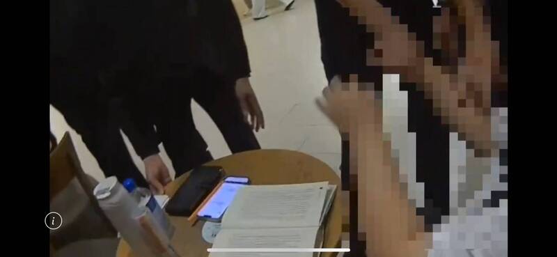 台北市一名廖姓女子大鬧星巴克，警方到場後還攻擊員警，當場遭壓制逮捕。 圖：翻攝畫面
