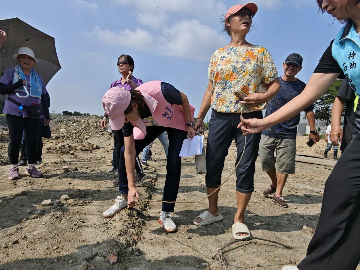 柯志恩(左二)奔走美濃、永安和各行政區，為市民解決問題。 圖：國民黨高雄市黨部/提供