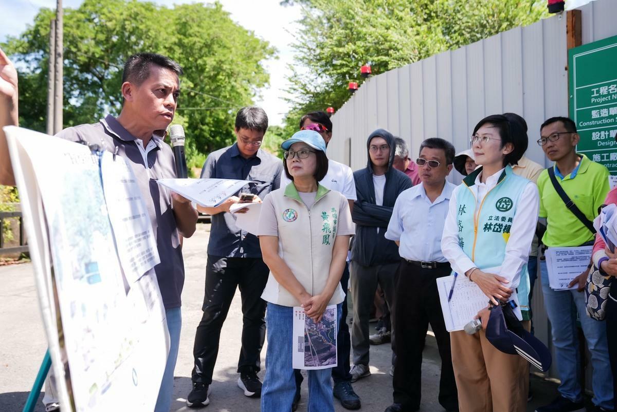 林岱樺(右二)與黃飛鳳(左三)、中央與地方單位共同會勘高屏溪自行車道。 圖：林岱樺辦公室/提供