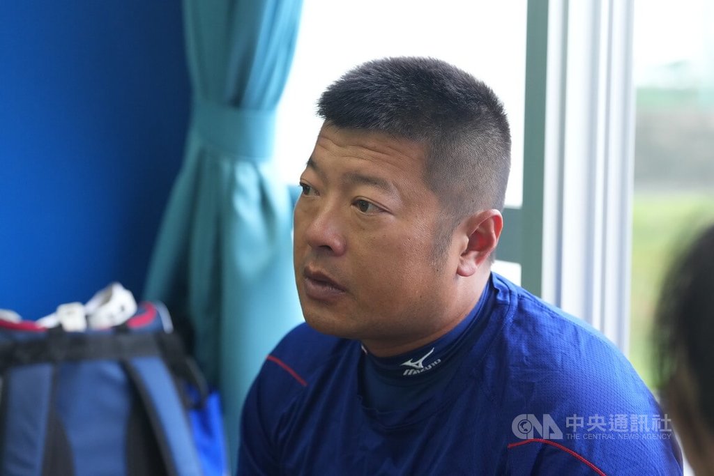 U18世界盃棒球賽台灣隊預賽5戰打完投手群合計有57次三振，團隊三振數為參賽球隊最多。投手教練邱子愷（圖）受訪時分析原因，並指出有感覺到大家想表現的企圖心。中央社記者徐肇昌沖繩攝  114年9月10日
