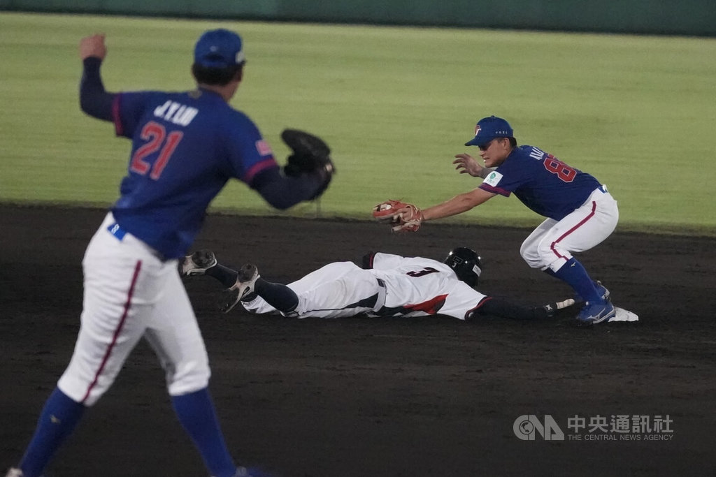 U18世界盃棒球賽超級循環賽複賽11日起繼續在日本沖繩開打，台灣隊首戰與韓國隊交手，2局下，台灣先發投手劉任右（左）嘗試牽制二壘跑者。中央社記者徐肇昌沖繩攝　114年9月11日