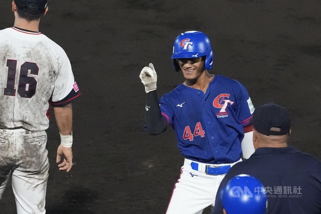 U18世界盃棒球賽在日本沖繩舉行，台灣隊超級循環賽首戰11日與韓國交手，3局上，台灣隊打者帕蘇拉．塔基斯利尼安（右）擊出首支安打，上壘後朝休息區綻出笑容。中央社記者徐肇昌沖繩攝　114年9月11日